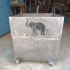 Grand pots de fleurs sur roulettes de 70 cm x 70 cm décoration animaux