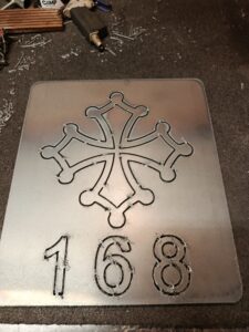 Plaque numérotation personnalisé avec une croix occitane