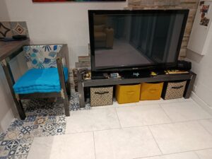 Meuble télévision et chaise